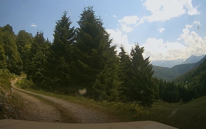 Einsame Berglandschaften vor der beeindruckenden Gebirgskette der Pyrenäen