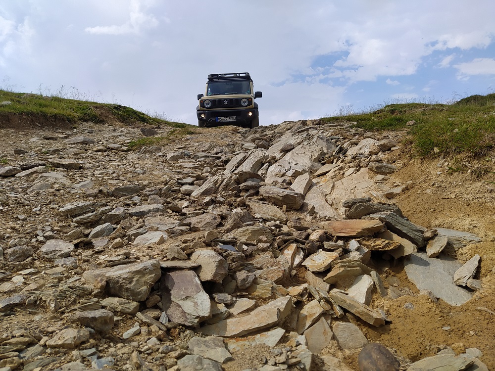 Jimny auf Schotter am Abhang