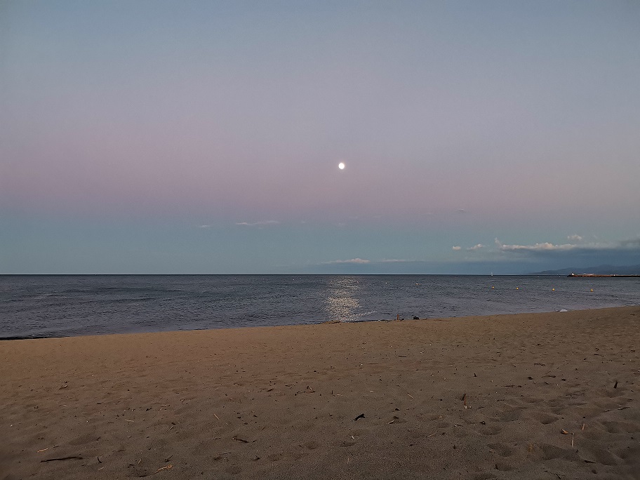 Mond über dem Meer