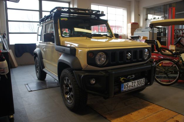 Jimny mit Schnorchel und Winde in Werkstatt