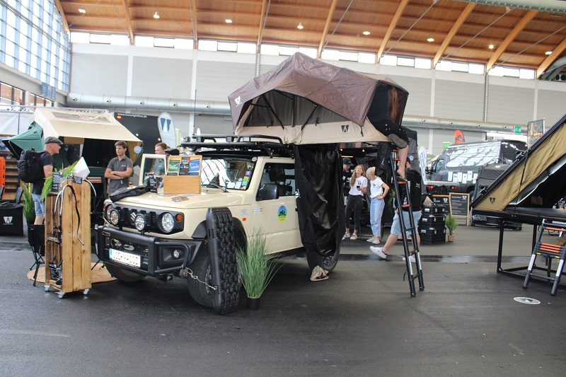 Suzuki Jimny mit Dachzelt Little Bamboo auf dem Messestand von Vickywood